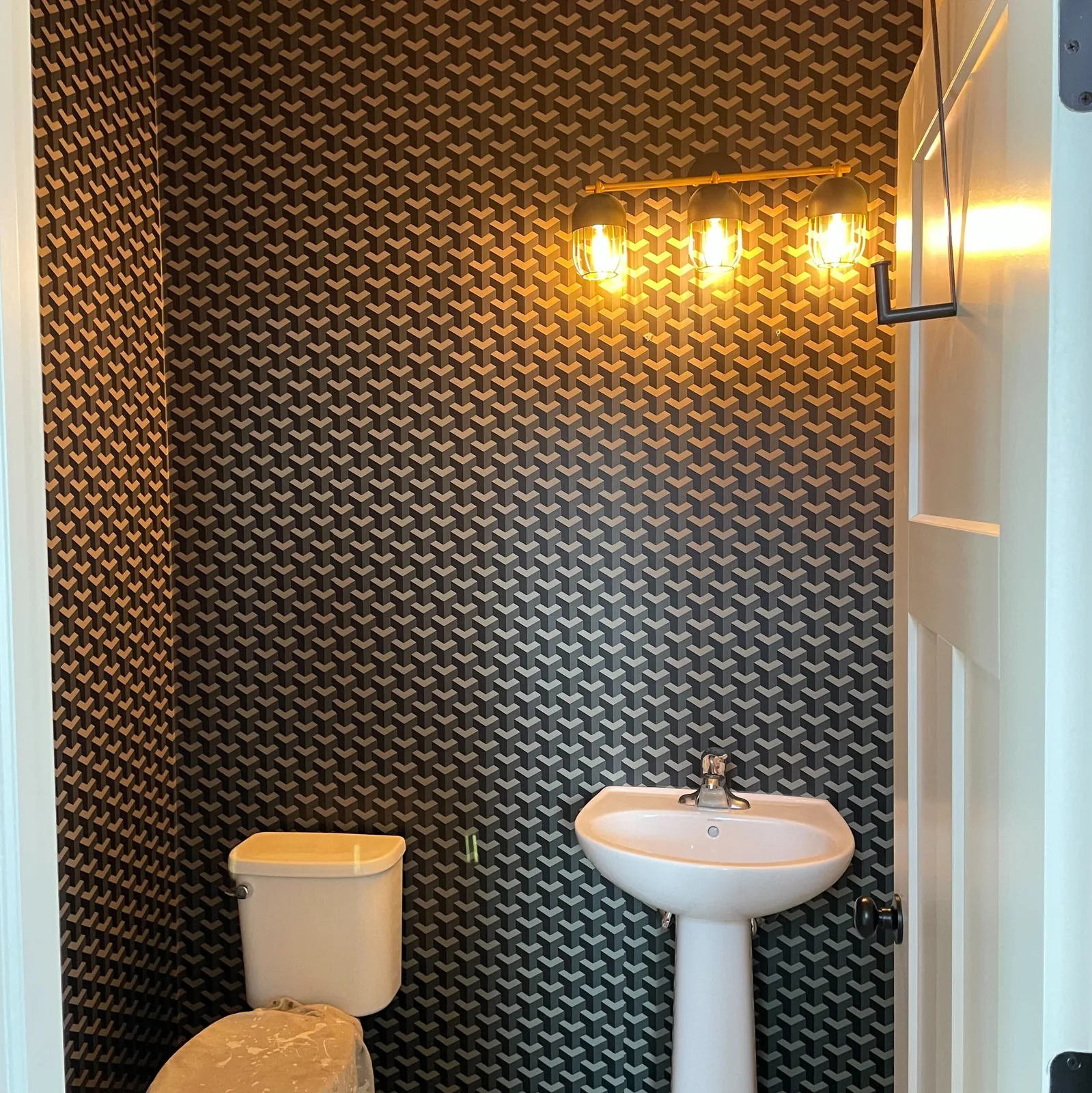 Dark scallop wallpaper in a powder room